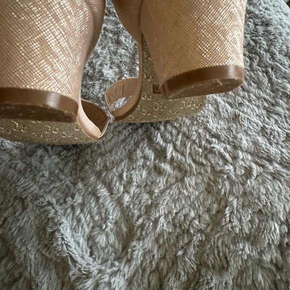 Girls Nine West champagne dress shoes size 4, excellent condition. Worn once. - Picture 13 of 13